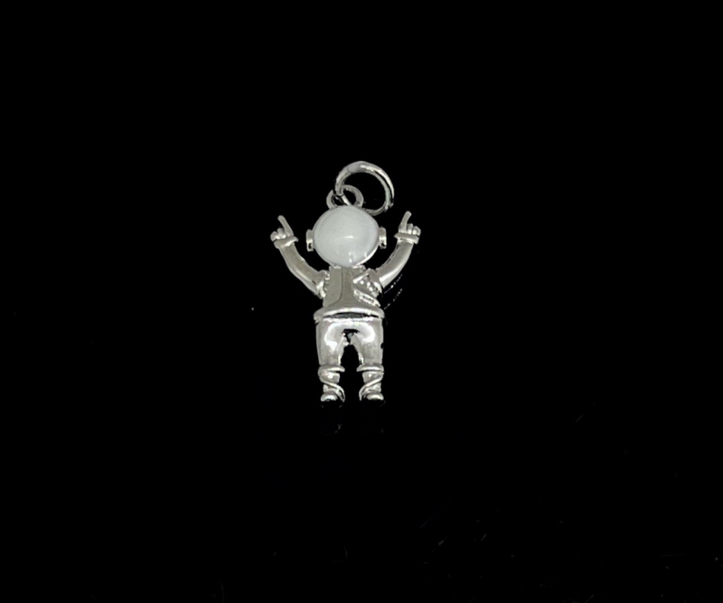 Подвеска Космонавт с белой эмалью цвет серебро размер 20*12мм Серебро
